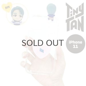 画像1: 【70%OFF】TinyTAN フィギュアクリアiPhoneケース (RM)【iphone11】【KiNiNaRu/きになる】公式グッズ TinyTAN  キャラクターグッズ通販