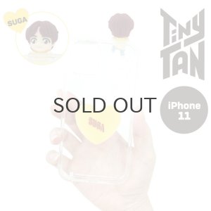 画像1: 【70%OFF】TinyTAN フィギュアクリアiPhoneケース (SUGA)【iphone11】【KiNiNaRu/きになる】公式グッズ TinyTAN  キャラクターグッズ通販